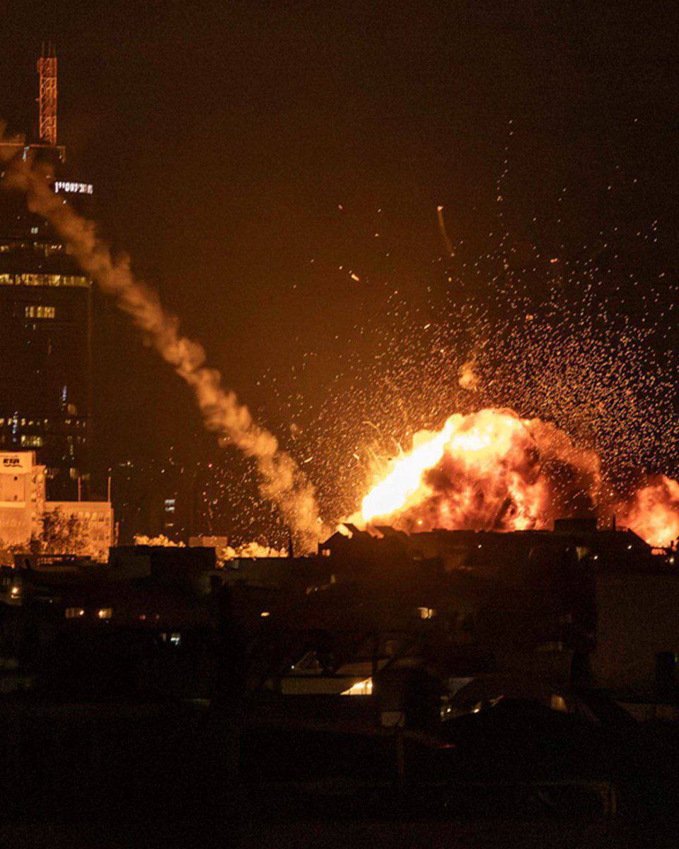 PalinfoAr's tweet photo. #مشاهد تظهر الدمار الكبير في تل أبيب جراء سقوط صواريخ إيرانية على مناطق متعددة. https://t.co/L5JijGEDiN