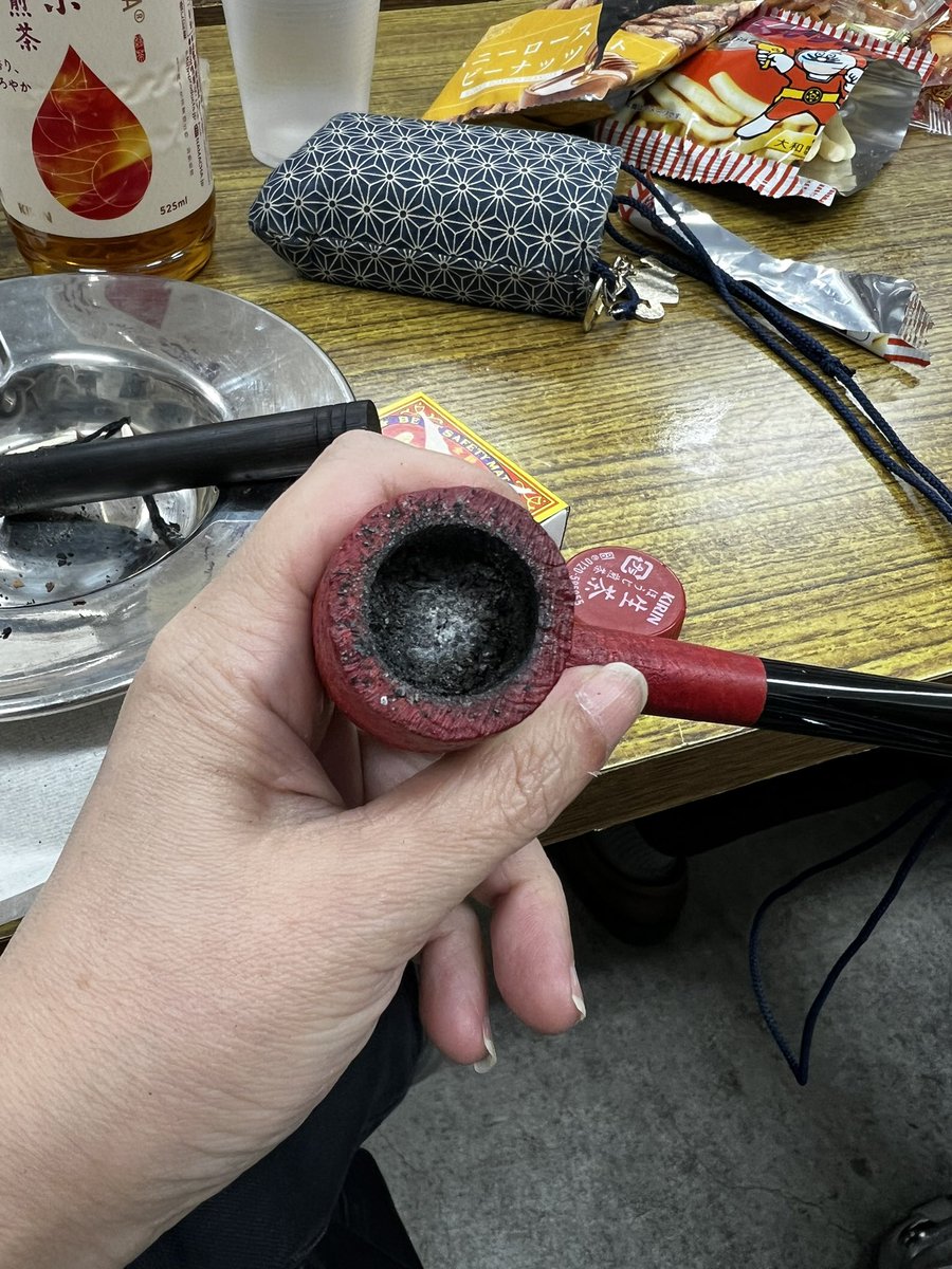 hitsujidayo's tweet photo. 久々の投稿。パイプクラブ例会で、ビリガー専用ホルダーを頂きました。あと、美しく火種がセンターになったので、残したかった写真 #パイプクラブ #ロンスモ https://t.co/jamqvEEQpH