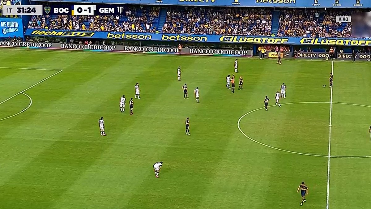 ℹ️ Informa el cuerpo arbitral que la AMARILLA en el 1T que la TV y varios medios in situ (incluso la cuenta de X de #Boca) dijeron que era para #Ascacibar, fue en realidad para JUVENAL RODRÍGUEZ por protestar.

▶️Por lo tanto, el mediocampista NO estaba amonestado cuando recibió