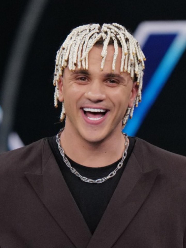 KappaConci's tweet photo. quelli che da una settimana stanno facendo ballare l’italia non sono neanche in top 10 ma tranquilli potrete asciugare le vostre lacrime sui dischi d’oro che farete  #Sanremo2026 https://t.co/CkdK28EPb4