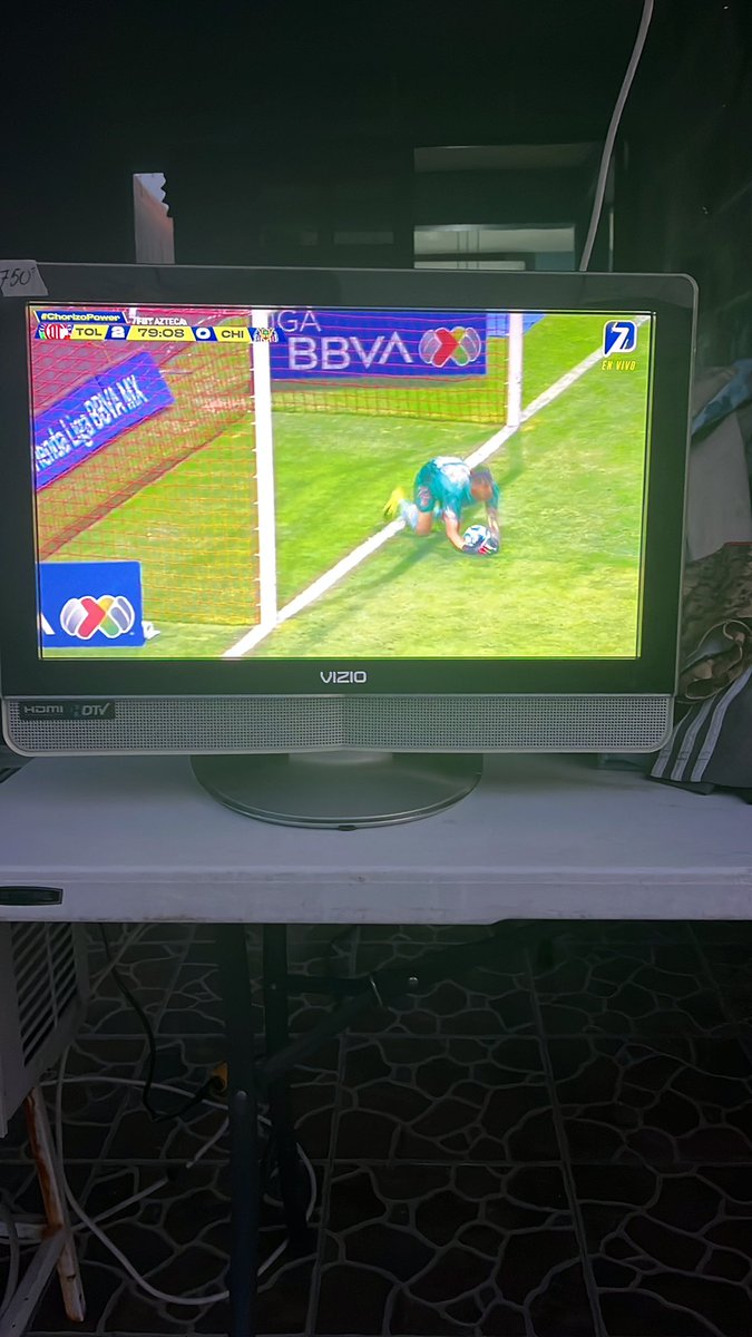 nancit67's tweet photo. Desde la calle viendo el partido #ChorizoPower https://t.co/nH7724GuEO