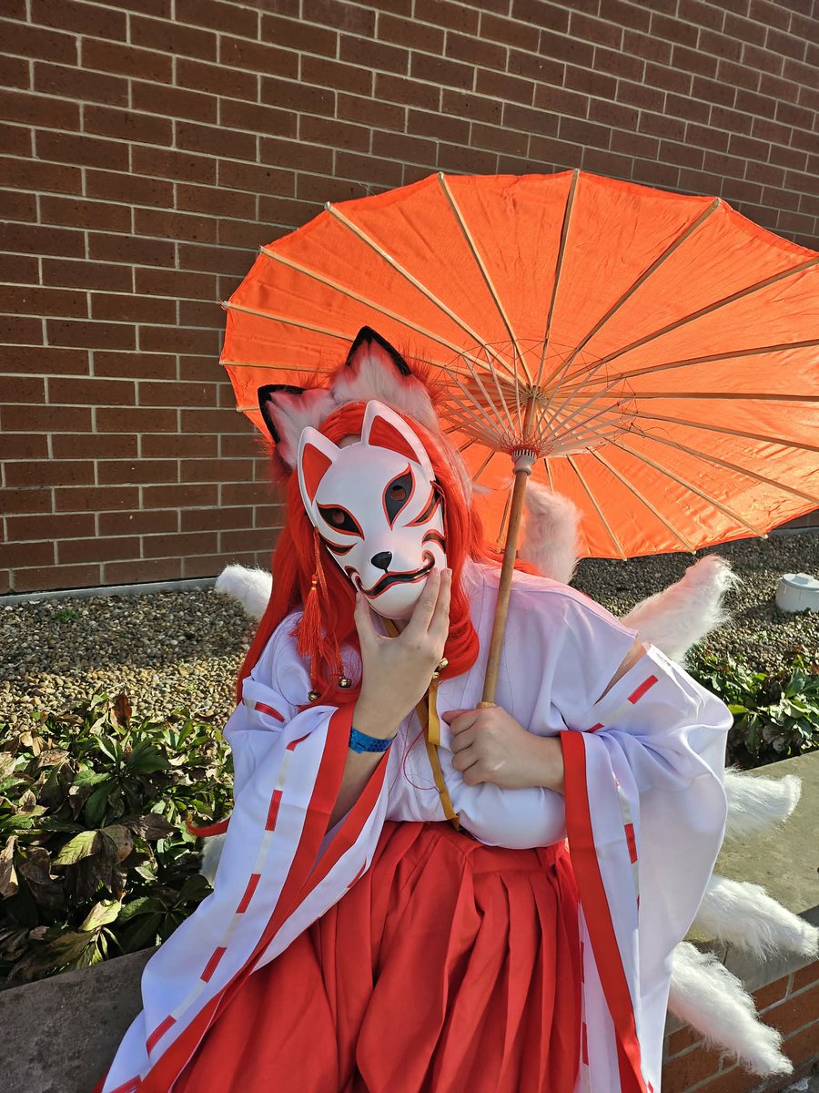 Fuck it, its not like you're seeing my face with no makeup on, BUT I went to a Horrorcon today. Had a blast lmao

Guess what I wassss.