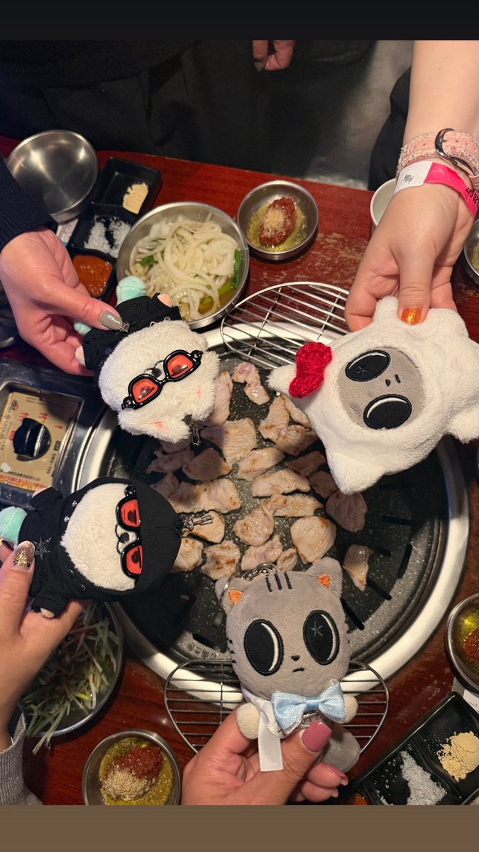 楽しかった‼︎
フロア人混みすぎてやばかったけど
最後は移動して遠目からみれた✨
夕飯もサムギョプサルでやっと韓国らしい食事食べれた🐷♡