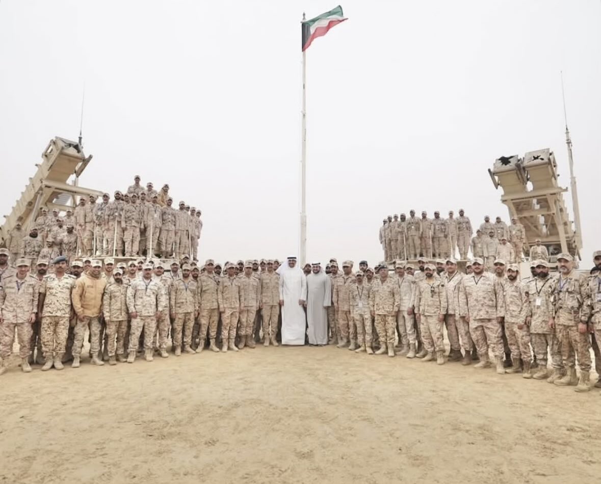 يابلادي وان داعا للحرب … داعي
وابتدأ للضرب ضوح وصوت راعد

نرتمي من دون امانك ما نراعي
فدوتك شعبٍ عظامة ما تراعد 

حلقي برواحنا …. من كل قاعي 
وهبطي فـ صدورنا حنا القواعد 

#الكويت
