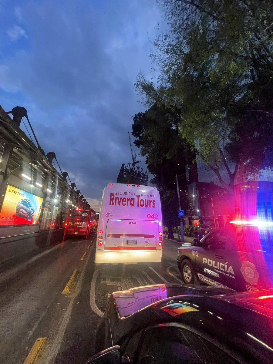LLanesLyL's tweet photo. Cooperamos con el operativo con la SSC de la CDMX, llegamos al punto de reunión que acordamos para ingresar todos juntos al estadio, y nos están llevando a las afueras de la ciudad. Nos tendieron una trampa, no nos dejan entrar, con boleto en mano @LIBRESYLOKOS @TigresOficial https://t.co/lQIEutx9if