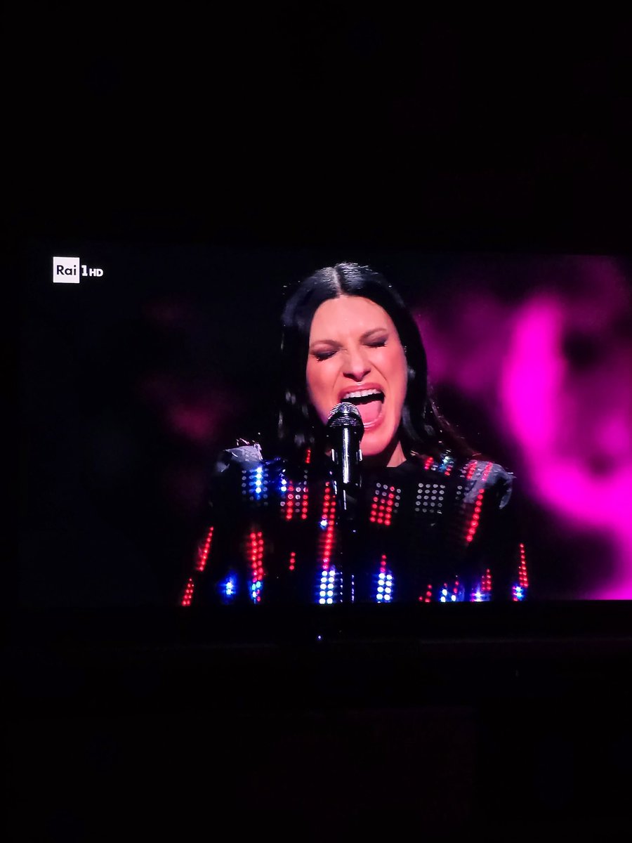 Acsumusca's tweet photo. Laura Pausini versione albero di Natale 🎄
#Sanremo2026 #Sanremo26 #SanremoRai https://t.co/9vf0H0dHYT
