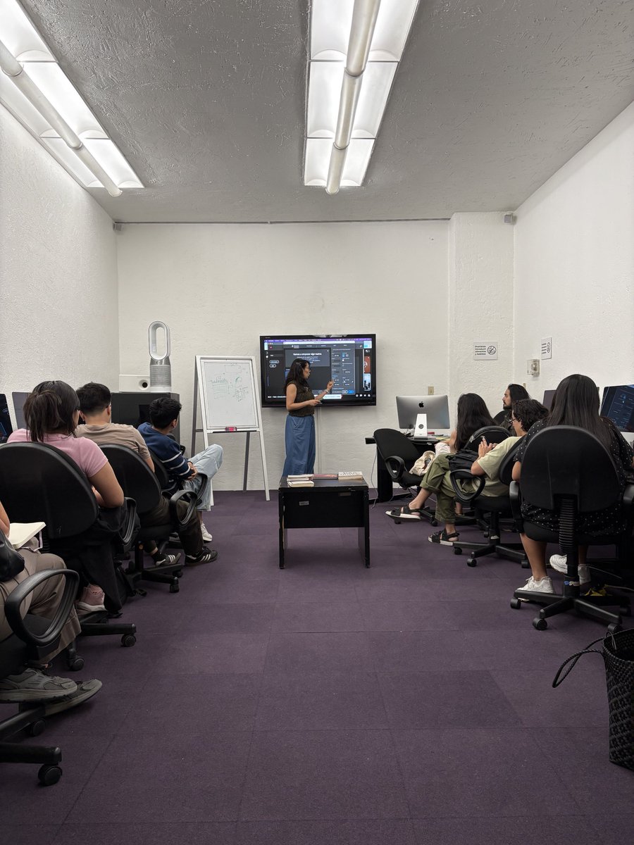 cmm_cenart's tweet image. #RECAP En el Taller Introducción al diseño editorial exploramos procesos creativos, herramientas y estrategias para la producción de publicaciones. 📖

¡Gracias a quienes se sumaron y compartieron esta experiencia con nosotrxs!