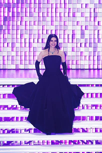 Cinguetterai's tweet photo. Una bestemmia avere lì Laura Pausini e non farle cantare “La solitudine”, “Strani amori”, “Resta in ascolto”, “Benvenuto”, “Tra te e il mare” e potrei continuare per ore.
Laura torna perché ce le devi cantare tutte 

#Sanremo2026 https://t.co/qm3NoX0ASg