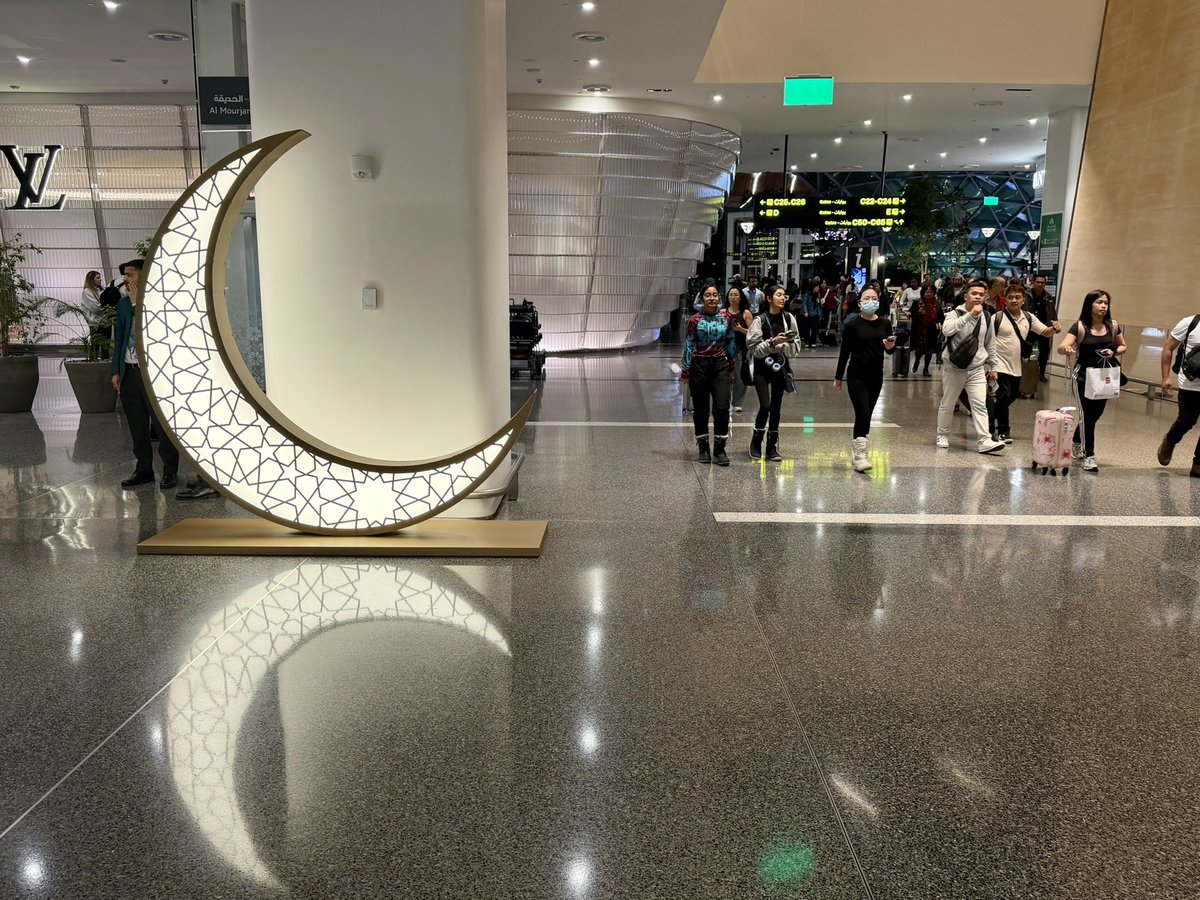 やっぱり、海外を旅する利点のひとつって、本来は自分と何の関係もないはずの異国が、ちょっと思い入れのある国に変わってく…ってことだと思うんだよなぁ。
ニュースを聞くとき、まったく知らない国と、1度でも訪れたことがある国とでは、明らかに受け取り方が違う。