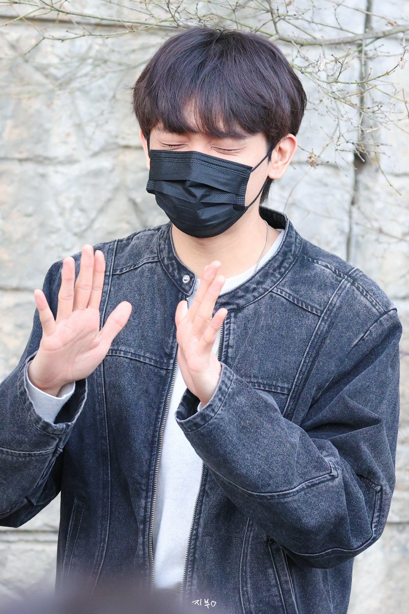 260301 #조원상

부대사진 찍힌거 있으며언 올리시면 안대여 .. ><