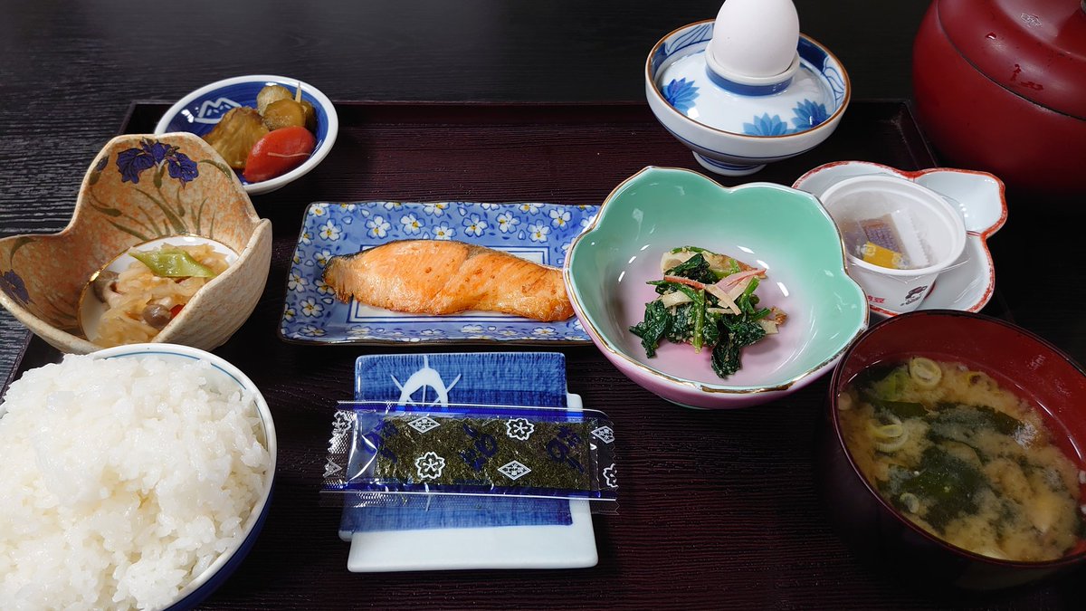 けふのあさごはん
旅館の定番メニュー
ごはんはﾁｮｰ大盛にしました
健康志向でよいでふ