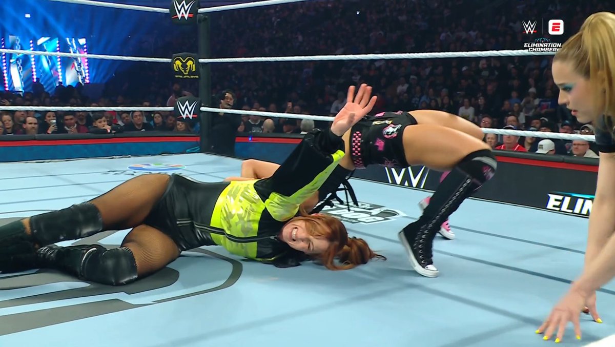 SeanRossSapp's tweet photo. You can tell Becky Lynch has loved being tasked with wrestling people who are either new or have had a lot of time off https://t.co/Jbo64KfeVt
