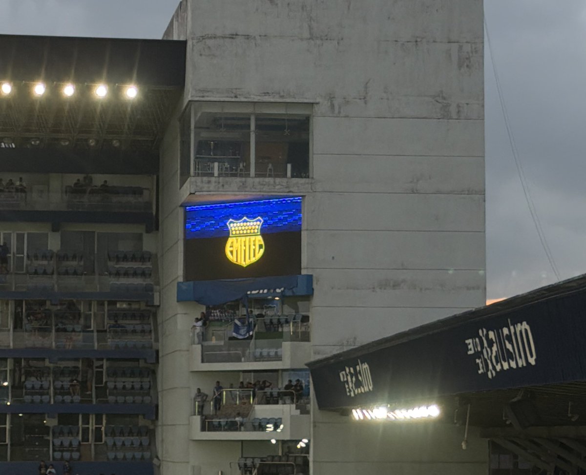 TatianitaP87's tweet photo. Cambio de pantalla URGENTE.. 🥹🥴

Pd. No puede salir el escudo amarillo por favor.. 🙃 https://t.co/601zKHfTl2