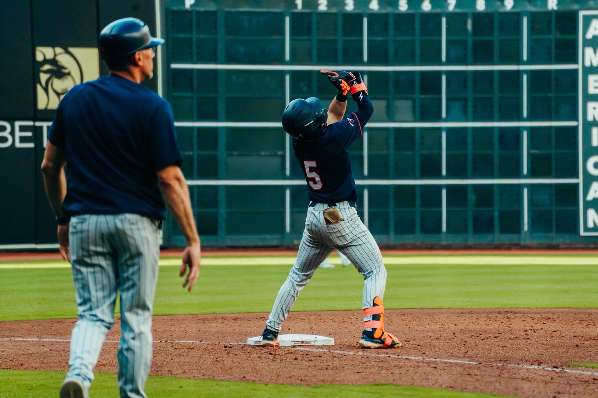UTSABSB's tweet photo. Belt, meet Coastal. 

#BirdsUp🤙 | #LetsGo210 https://t.co/zolkQ49XY1
