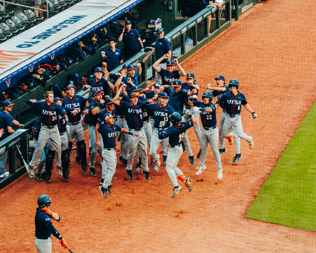 UTSABSB's tweet photo. Belt, meet Coastal. 

#BirdsUp🤙 | #LetsGo210 https://t.co/zolkQ49XY1