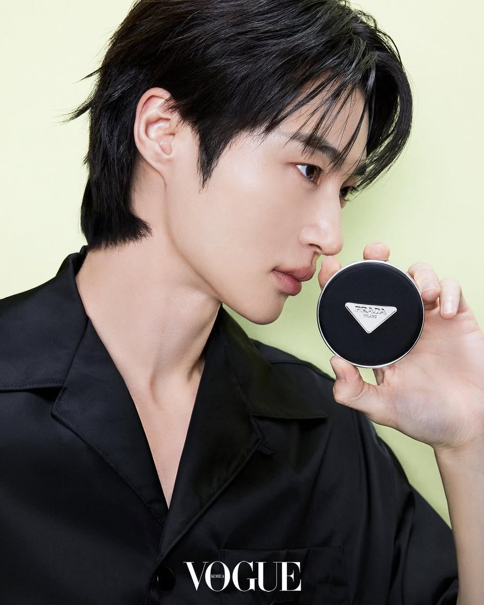 260301 voguekorea 인스타 #변우석 #ByeonWooSeok 

변우석과 프라다 리빌 메쉬 쿠션. 절제된 감각 속 돋보이는 프라다 뷰티 앰버서더 변우석의 완벽한 피부 표현에 시선이 머뭅니다.