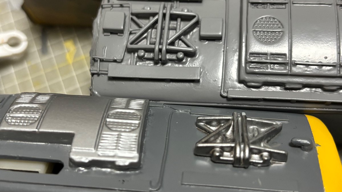 takedora3's tweet photo. 塗料
車体黄色:ピンクサフ→ガイア101系イエロー
ドア黄色:ピンクサフ→Mr.4
車体青:色サフ→Mr.5
屋根:鉄道カラー9 ねずみ色1号
アンテナ:鉄道カラー42ブルーD
クーラー:ライトステンレスシルバー
パンタ:ダークステンレスシルバー
パンタの橙:Mr.59
ラッピングの目:エナメル系 https://t.co/jfJVAKf6jp