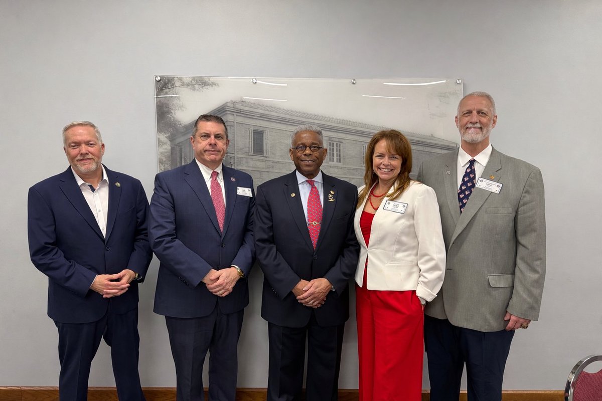 MixsonJim's tweet photo. Great evening at the Iredell County GOP Reagan Day Dinner last tonight. It was an honor to meet and hear from Lt. Col. Allen West. His remarks on patriotism, perseverance, and the responsibility of citizenship were both timely and inspiring. #ncpol #ncgop #GOP https://t.co/zCk1st7tIU