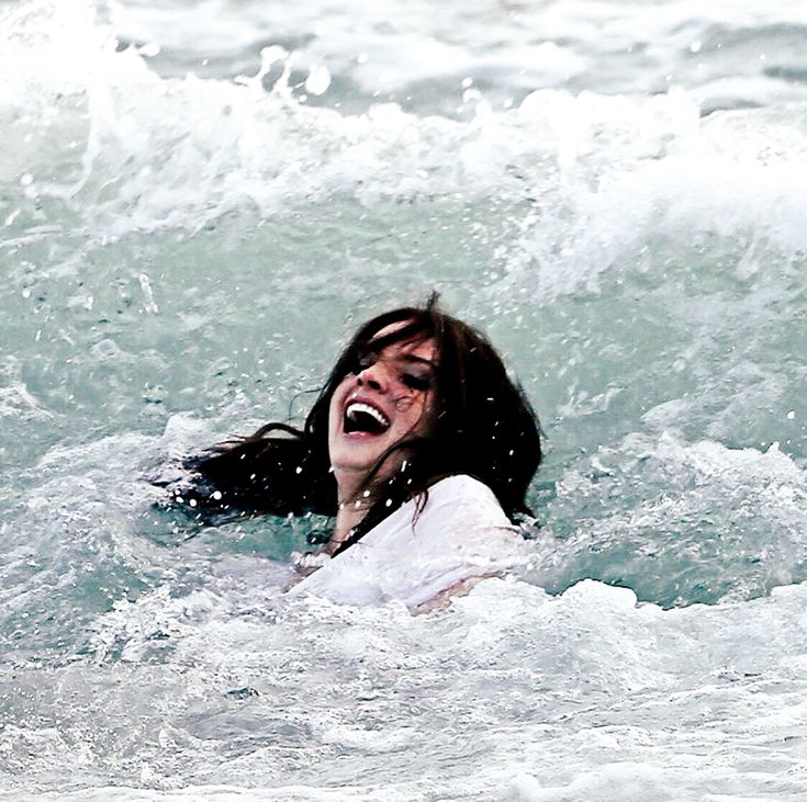 elinestark's tweet photo. Aquí, bañandome con las lágrimas de los zurdos, progres y  pro-islamistas bananeros, que no han parado de llorar desde que Estados Unidos e Israel acabaron con el Ayatolá. https://t.co/EKta5V3Y0V
