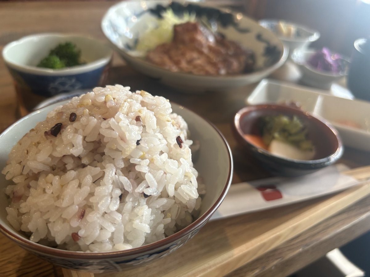 hide37811's tweet photo. 藤沢の古民家カフェ八一で昼食
数量限定の白姫豚リブロースの炭火焼きを注文
シンプルな味付けで素材の良さが出ていて美味しかったです
お���の雰囲気も落ち着いていて癒しの空間でした
デザートの豆花も抜群に美味
また行きます！

#藤沢　#甘味とごはんや八一 https://t.co/hAgFl8xv1c