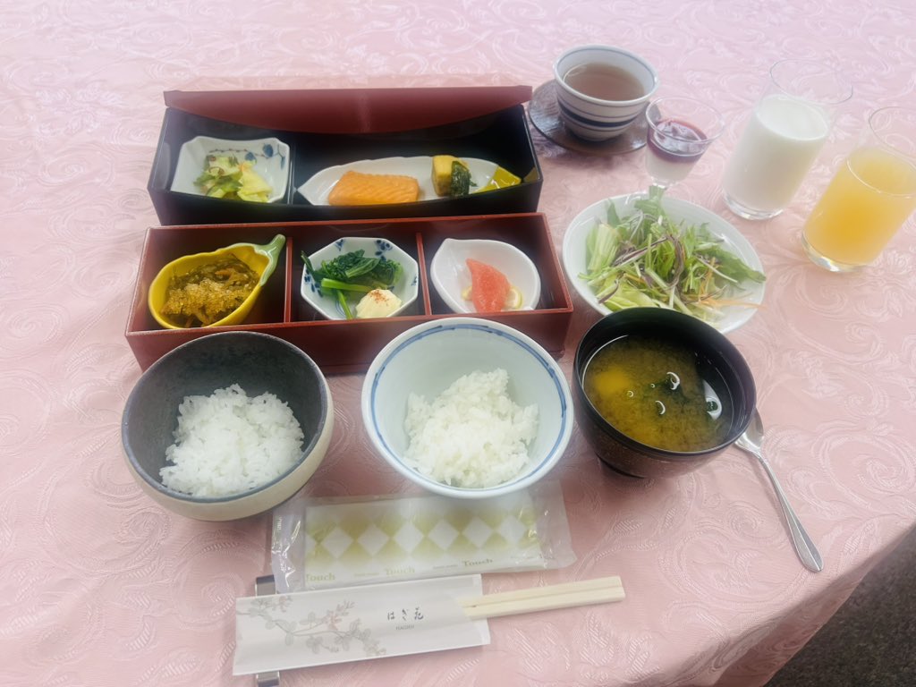 温泉も気持ちよかったし♨️
朝ごはんもめちゃ美味しい🩷

つや姫と雪若丸とごはんの食べ比べも出来て🍚

珈琲も付いてあの広いお部屋で
一泊朝食付き7700円は
コスパ良すぎ😍

#はぎ苑 さん大丈夫ですかw？

送迎バスで赤湯まで楽ちんだし
とにかく大満足の山形遠征でした🥰
またすぐ来たいー‼︎