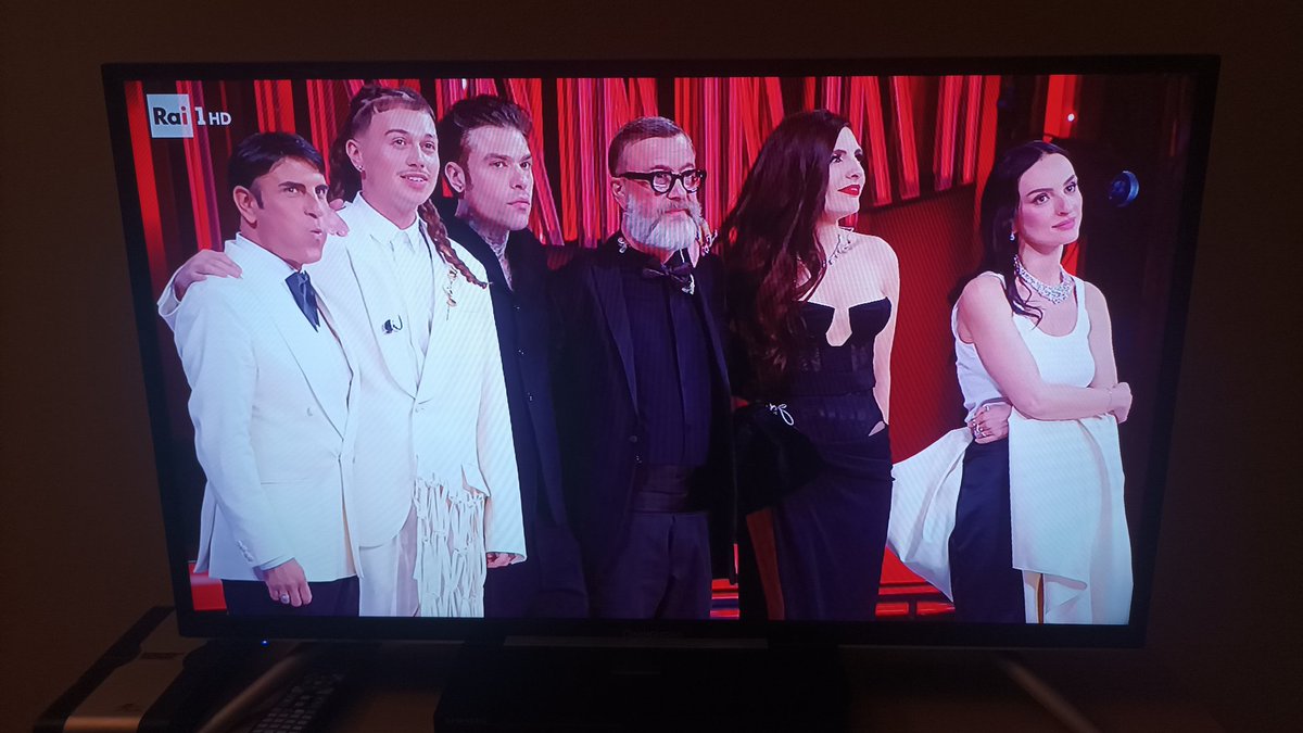 frakua86's tweet photo. Da sinistra, Il papà dello sposo, il fratello dello sposo, il papà della sposa, la sposa, la sorella della sposa #sanremo2026 https://t.co/Lgl7ZhUVus