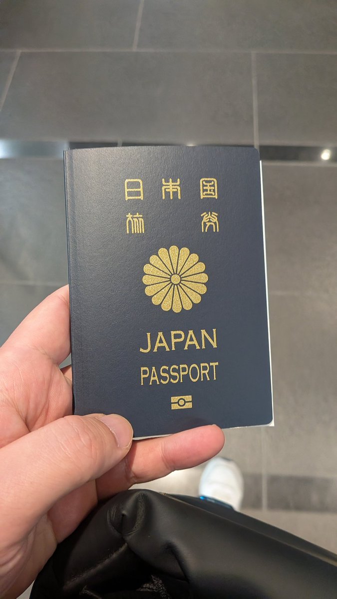 tom5312's tweet photo. パスポート取ってきたー
使うことないと思うけど… https://t.co/TxGvz7S7jD