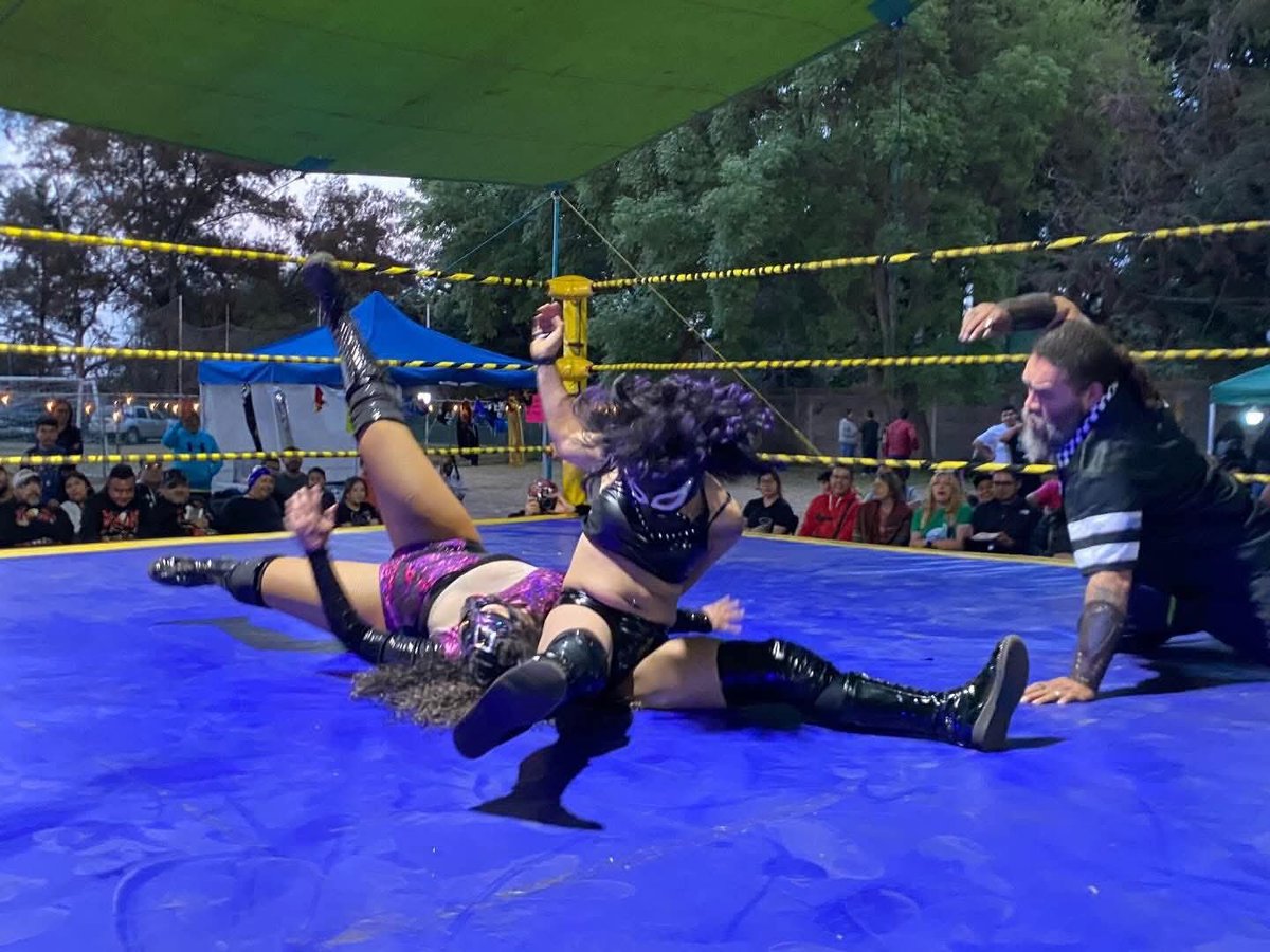 En un extraordinario encuentro de herederas, las hijas de #BlackWarrior (QEPD) y #CerebroNegro subieron al cuadrilátero para entregarlo todo y dar al público de la #ArenaLuchaSports, un espectacular encuentro en el que #Sinapsis se lleva el triunfo con ...