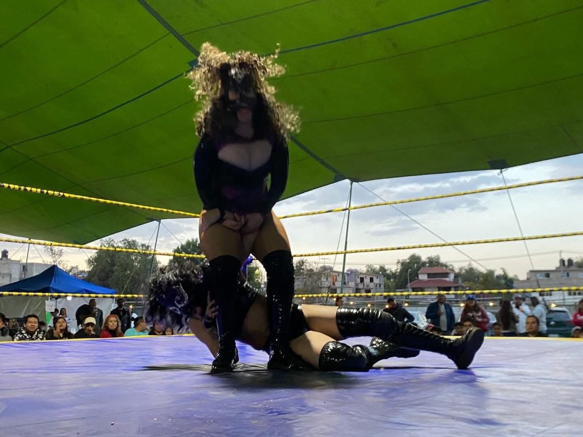 LaTijeraLucha's tweet photo. En un extraordinario encuentro de herederas, las hijas de #BlackWarrior (QEPD) y #CerebroNegro subieron al cuadrilátero para entregarlo todo y dar al público de la #ArenaLuchaSports, un espectacular encuentro en el que #Sinapsis se lleva el triunfo con ... https://t.co/EkjGmD2qjq