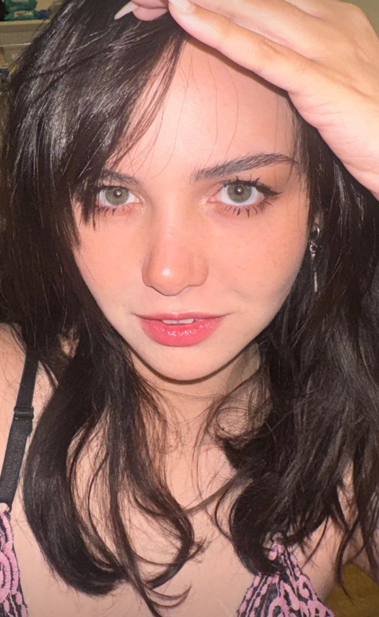 lehnnaz's tweet image. ela é muito linda ne fico #gag