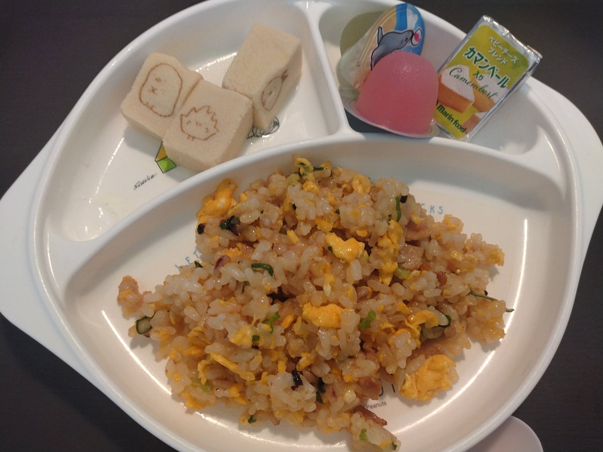 【こざめし　まごめし】
休日のお昼ごはん。
今日は孫ちゃんリクエストにてチャーハンにしました。
ママがチャーハン好まないのであまりつくらないのだけど、覚えていたのか、またまたかな。
私のはキムチ添え。

＃休日お昼ごはん
＃料理記録
＃幼児食