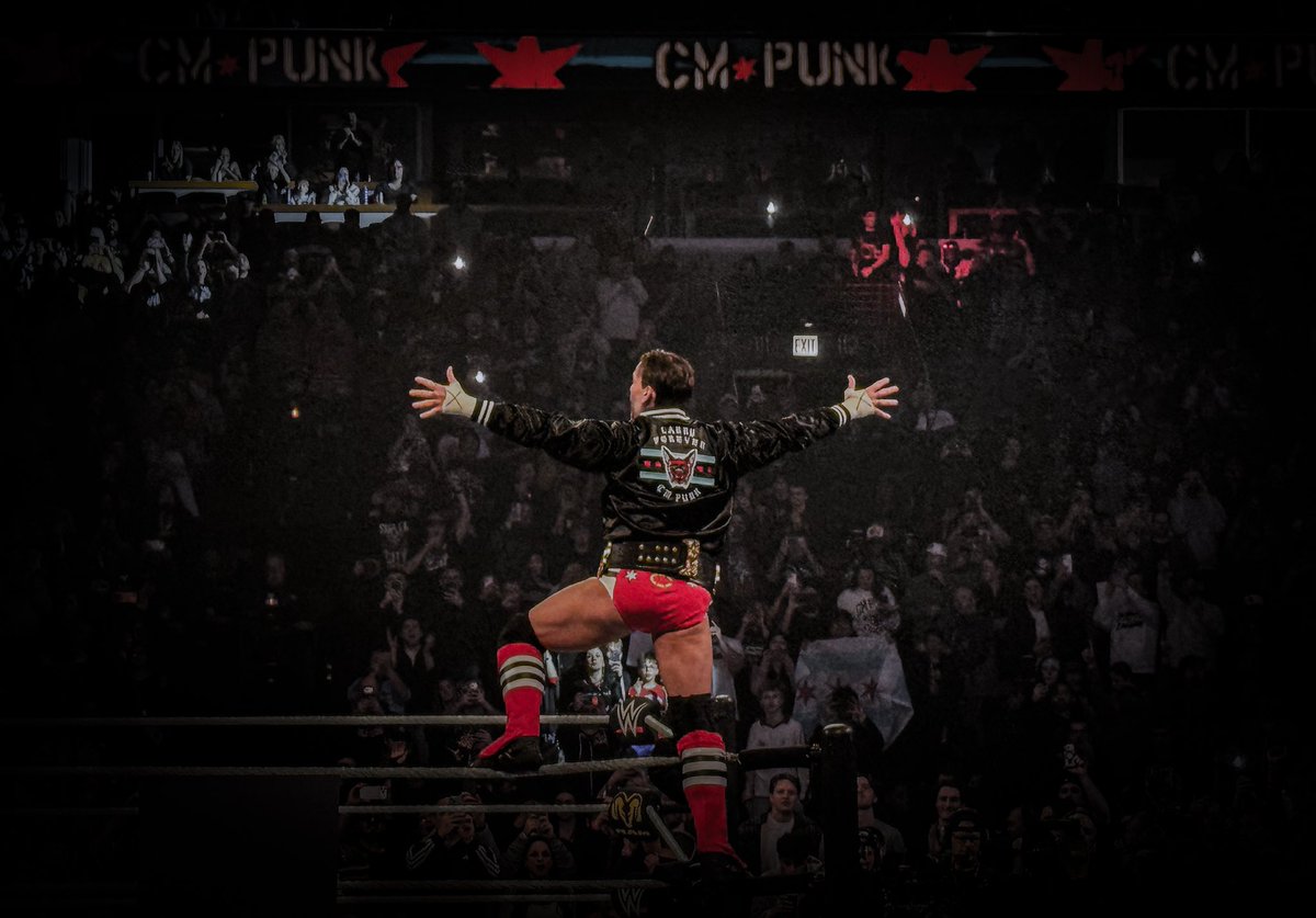 CrispyNooda's tweet photo. The Heart of Chicago. @CMPunk @wwe #EliminationChamber #WWEChamber https://t.co/bqUjcNikQE