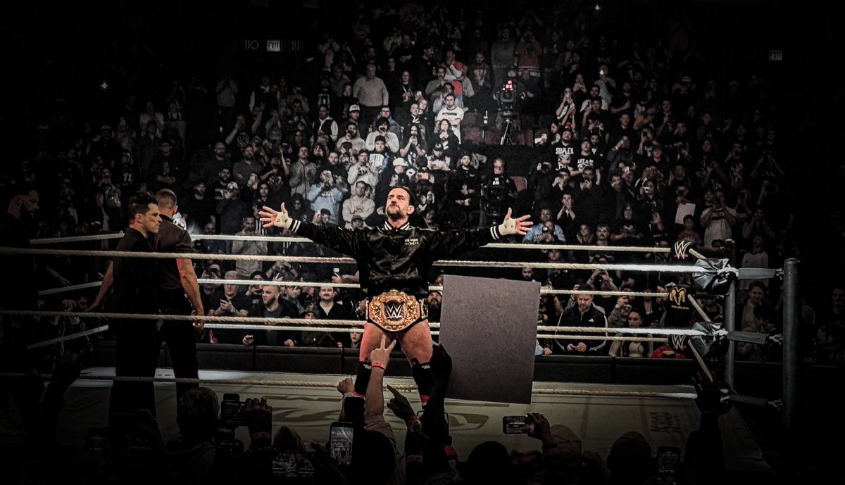 CrispyNooda's tweet photo. The Heart of Chicago. @CMPunk @wwe #EliminationChamber #WWEChamber https://t.co/bqUjcNikQE