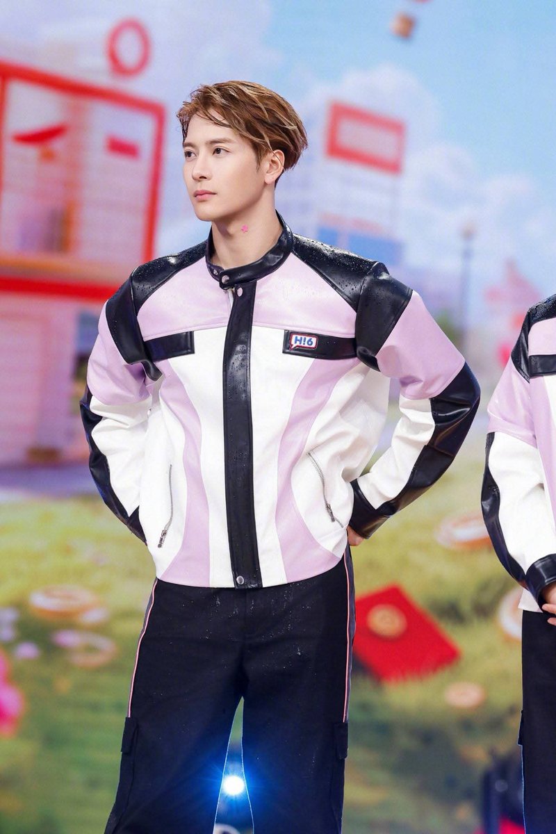 หล่อใช่มั้ยคะ หล่อเกินไปเหรอคะ  หล่อเยอะมั้ยคะคุณพระ ❤
#JacksonWang
