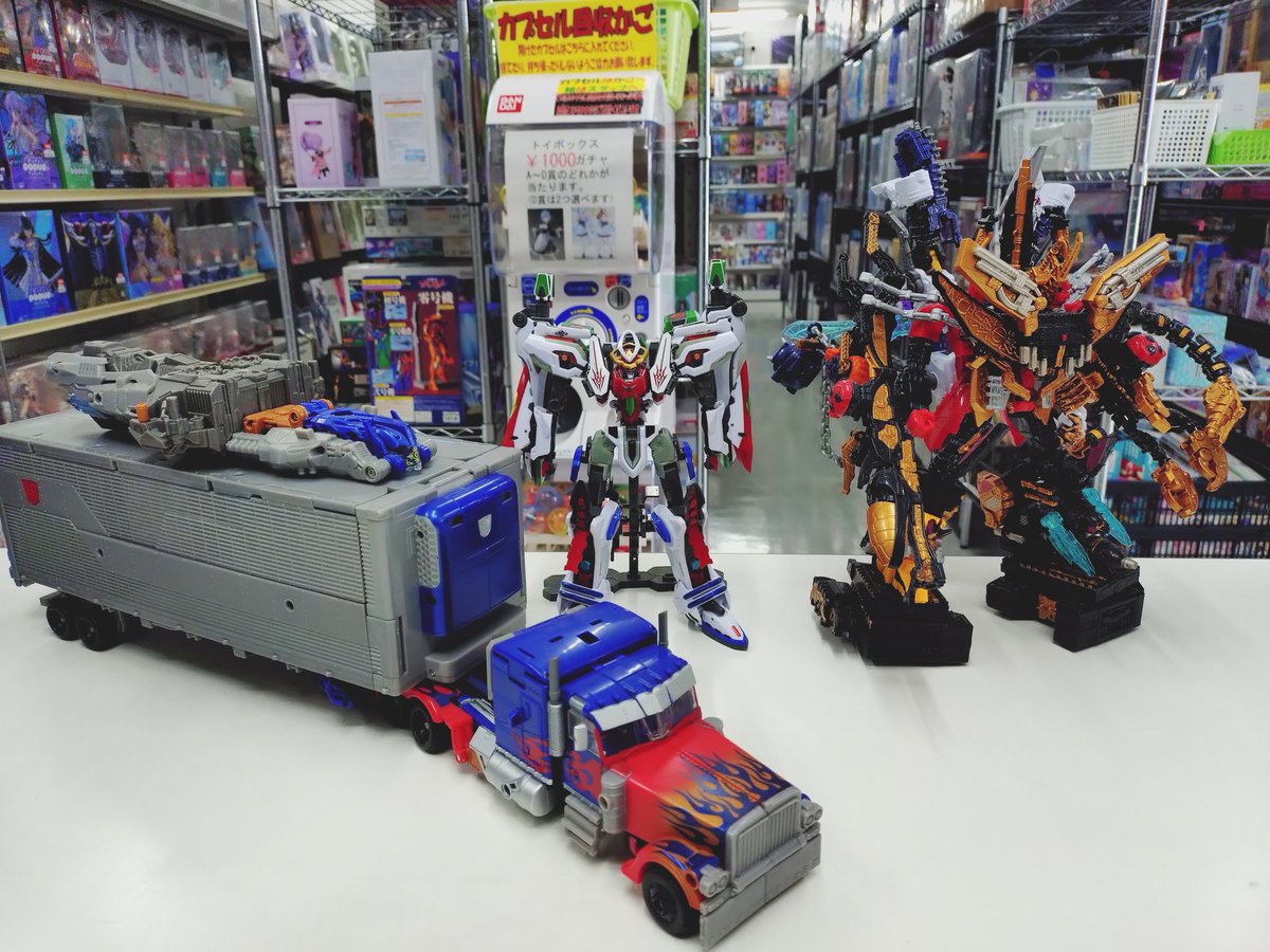 先ほどトランスフォーマーやガンプラ、スーパーミニプラ等をお売り