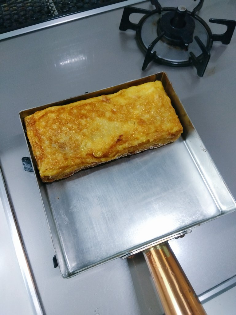 tetsu117jp's tweet photo. この間買った卵焼き器で焼いてみた😀 https://t.co/MO67DsmgWm