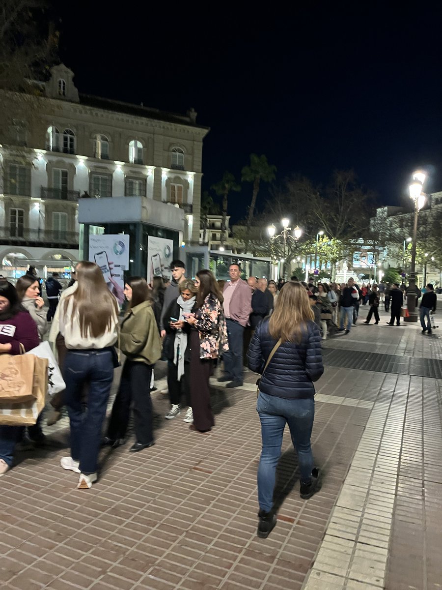 Alsaltxe's tweet photo. INSOSTENIBLE la gestion de @globalvia con el metro de sevilla, saturaciones DIARIAS que tambien se repiten sabados. Grandes colas para acceder, una infraestructura pensada para 17M de pasajeros que actualmente mueve 24M y 0 trenes nuevos en 17 años. @Rocio_DiazJ @jlsanzalcalde https://t.co/9oVO42eIaU