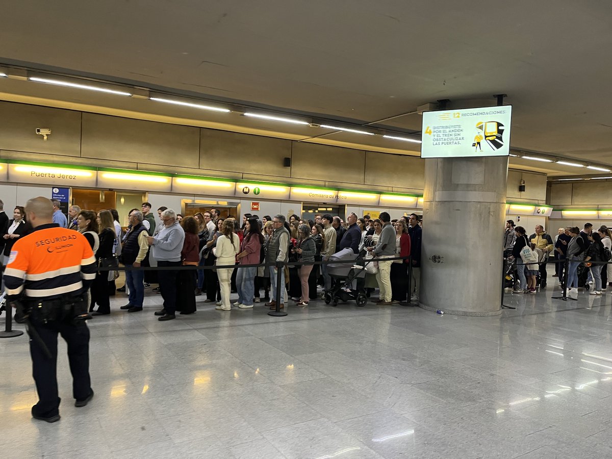 Alsaltxe's tweet photo. INSOSTENIBLE la gestion de @globalvia con el metro de sevilla, saturaciones DIARIAS que tambien se repiten sabados. Grandes colas para acceder, una infraestructura pensada para 17M de pasajeros que actualmente mueve 24M y 0 trenes nuevos en 17 años. @Rocio_DiazJ @jlsanzalcalde https://t.co/9oVO42eIaU