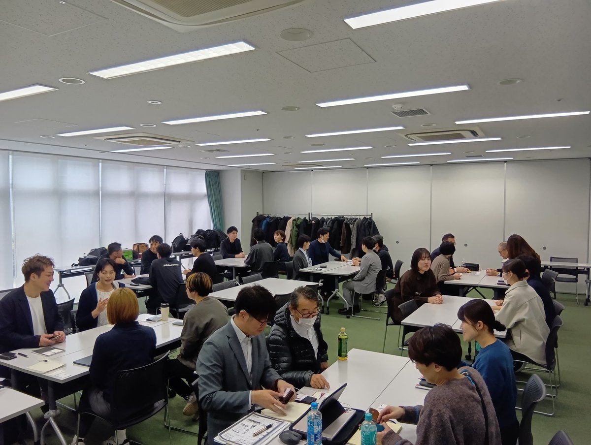SPS20220619's tweet photo. ■Sports Performance Summit in Akita■

オープニングトーク &amp; アイスブレイク

一般社団法人スポーツパフォーマンスサミット代表理事の大塚健吾がご挨拶させて頂き、サミットのミション、ビジョン、そして登壇者、参加者全員でマインドセットを行いました。 https://t.co/BL11JNUK9n