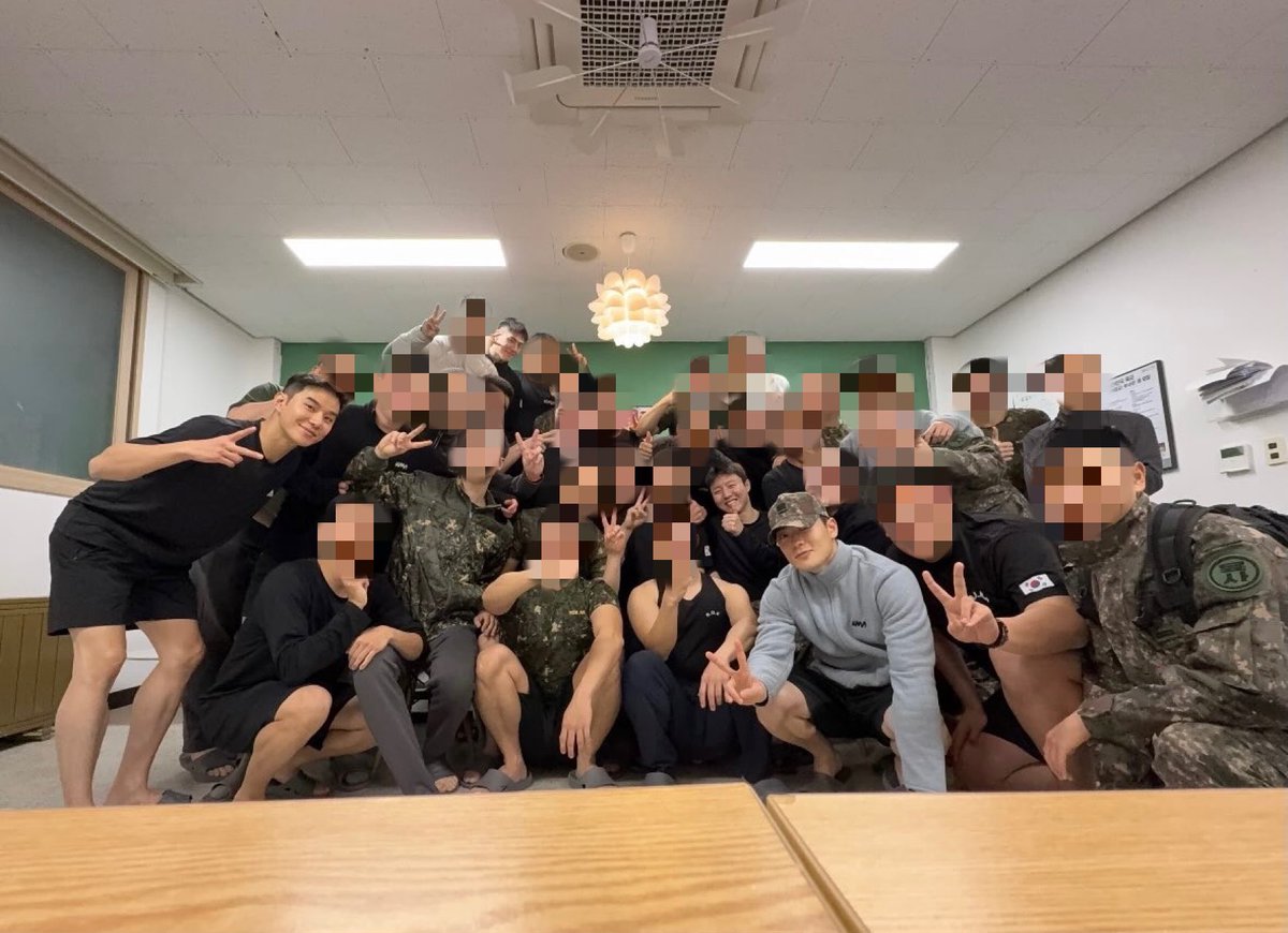 แจฮยอนเป็นพี่ใหญ่จริงๆ เดี๋ยวมีนั่งกลาง เท่ๆครับ 😭😭😭😭 ส่วนจองอูเพิ่งเข้ามาอยู่ริมเหมือนช่วงแรกๆที่แจฮยอนเข้าไป เห้อ น่ารักอะ