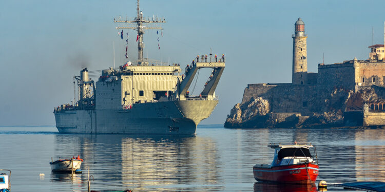 LeonardoJYar's tweet photo. Un buque de la Armada Mexicana con ayuda humanitaria proveniente de México llegaron a la bahía de La Habana con ayuda humanitaria para la población cubana, así lo informó a través de su cuenta en X la viceministra de Relaciones Exteriores de la isla, Josefina Vidal. https://t.co/pP8oqN3mWI