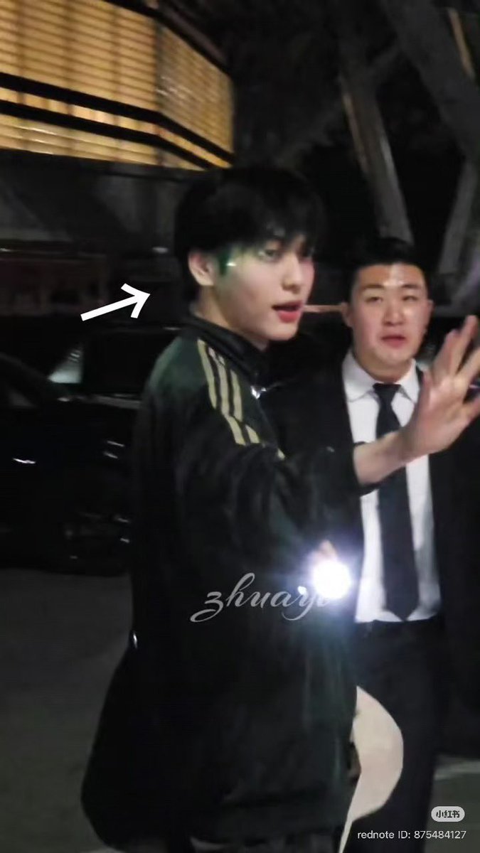 ㅁㅊ 사람 눈에다 이러는 거는 싸패새끼 아님? 경호원은 뭐하는 거지 안 잡아내고; 이거 반대 방향에서 레이저 쏘는 사람 찍힌 거 없나 카메라가 이렇게 많은데 있을텐데  <a href="/TXT_bighit/">TXT OFFICIAL</a>  <a href="/BIGHIT_MUSIC/">BIGHIT MUSIC</a>
