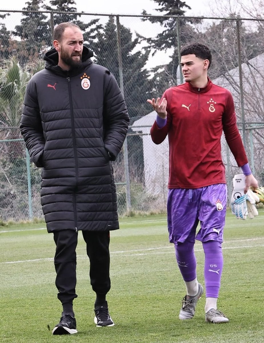 Altyapıda antrenörlüğe başlayan eski kalecimiz Eray İşcan ve A takım kaleci antrenörü Fadıl Koşutan'ın oğlu Arda Koşutan. Altyapının özeti daha güzel yapılamazdı, tek kare her şeyi açıklıyor