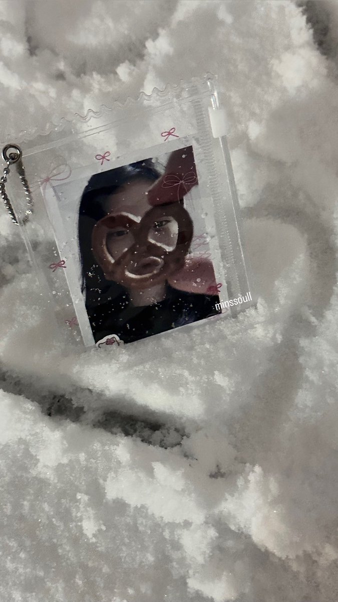 suminisnotreal's tweet photo. happy winter with Minsoly🤍❄️🍧
#KimMinsol #Minsol #김민솔 #민솔 #minssoull #winter #fan #solrang https://t.co/mhR7RrDCME