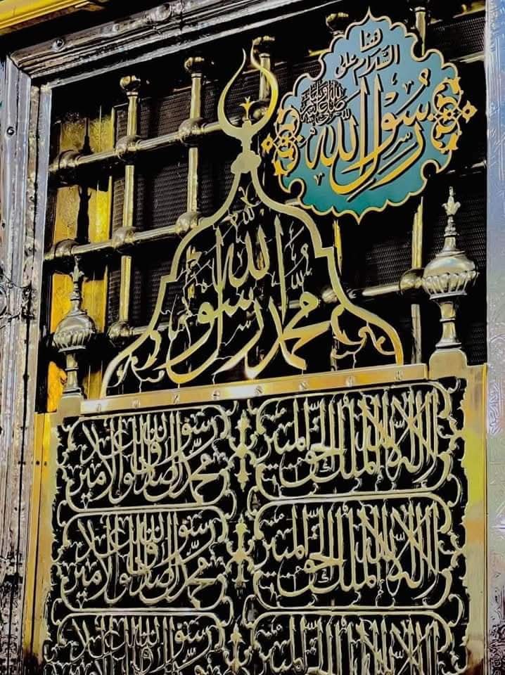 HS0fficial's tweet photo. نبی کریم ﷺ کو حضرت خدیجہ رضی اللہ عنہا سے بے حد محبت تھی، اور آپ ﷺ ان کے وصال کے بعد بھی ان کا ذکر خیر فرمایا کرتے تھے۔

حضرت عائشہ رضی اللہ عنہا فرماتی ہیں کہ کبھی ایسا ہوتا کہ رسول اللہ ﷺ بکری ذبح فرماتے، پھر اس کا گوشت ٹکڑوں میں تقسیم کر کے حضرت خدیجہ رضی اللہ عنہا کی سہیلیوں کے گھروں میں بھیج دیتے، صرف اس لیے کہ وہ خدیجہ رضی اللہ عنہا کی سہیلیاں تھیں۔

یہ محبت، وفاداری اور تعلق نبھانے کی اعلیٰ مثال ہے۔

حوالہ: صحیح مسلم

یہ واقعہ ہمیں سکھاتا ہے کہ سچی محبت وفات کے بعد بھی باقی رہتی ہے، اور اپنے پیاروں کے تعلقات کو نبھانا بھی وفاداری کا حصہ ہے۔