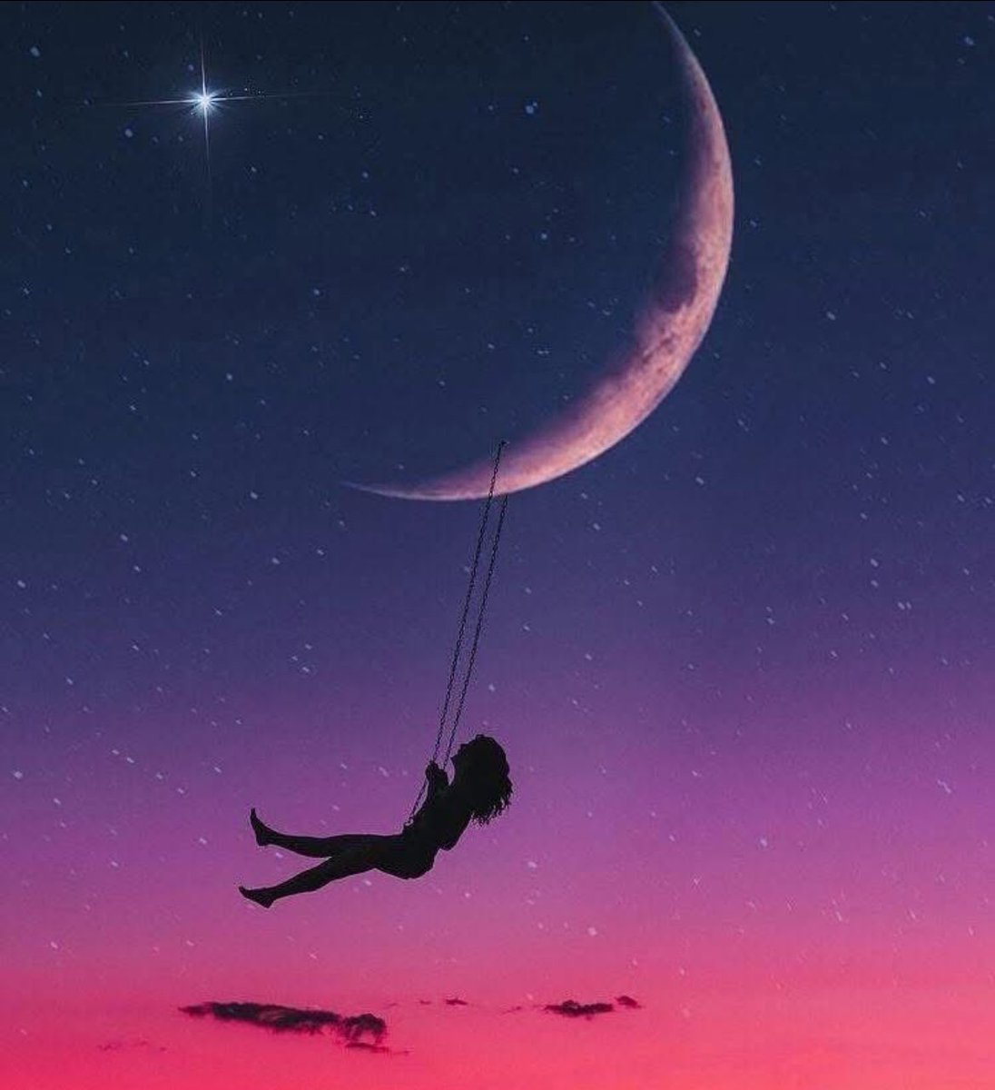 “El mar no tiene palabras
sino pensamientos en olas envueltos y respiraciones que vuelan en su cielo
y silencios que hablan de nostalgia errónea entre las cintas del tiempo”
#FelizNoche✨🌙💫