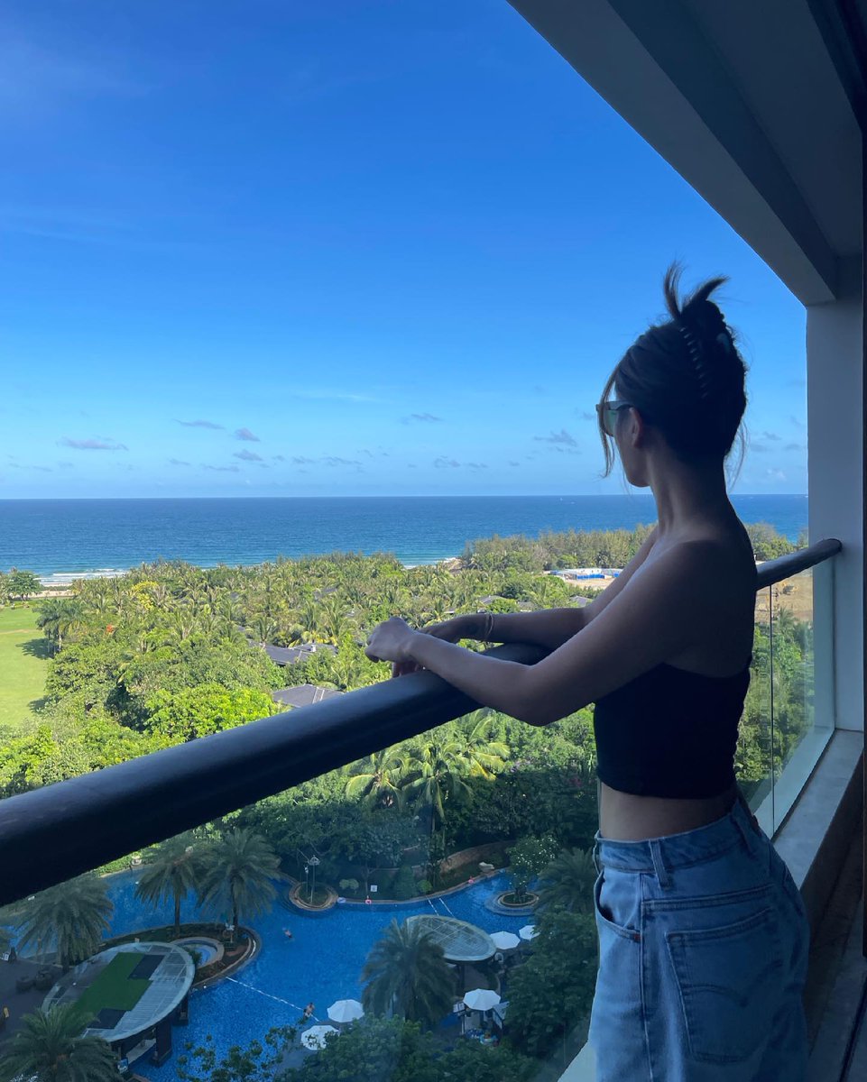 KIM12C22's tweet photo. Because choosing a photo for my new avatar is messing with my mind ......
Current beach avatar vs past sunset silhouette
Which one looks more like me? I'm so confused!
Would you choose to live in the present or the past?
#NewProfilePic #sunset #Throwback  #Miami https://t.co/3UQug0fSw3