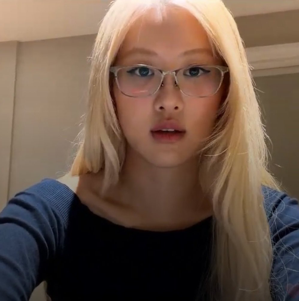 21161C's tweet photo. They look so good in this type of glasses https://t.co/O2GH4SRhRo
