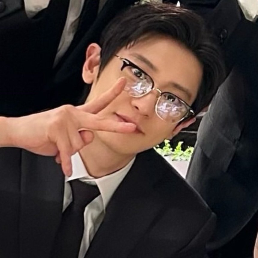 21161C's tweet photo. They look so good in this type of glasses https://t.co/O2GH4SRhRo