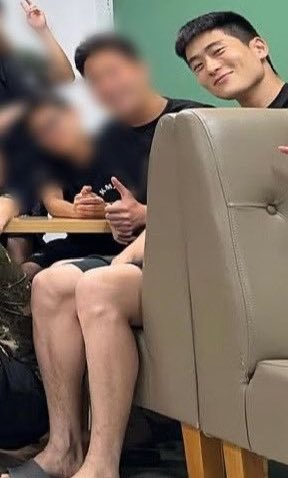 unojaehyun's tweet photo. show off the beautiful knees https://t.co/nw3Cy7wtJ6